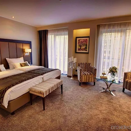 Favor Hotel 4*